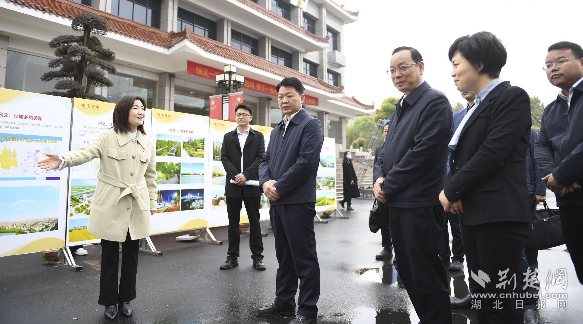 與會(huì)人員參觀潛江市全國(guó)文明城市創(chuàng)建工作成效展示。.jpg.jpg