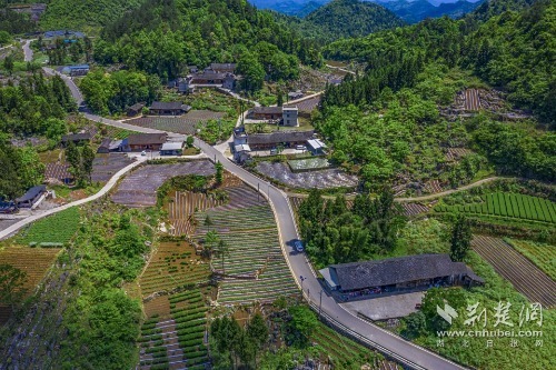 宣恩縣椒園集鎮(zhèn)至鑼圈巖段公路，全長8公里，途經(jīng)椒園村、涼風(fēng)村、鑼圈巖村，該公路建成既有效帶動沿線煙葉等產(chǎn)業(yè)發(fā)展，又是曜天眼景區(qū)的