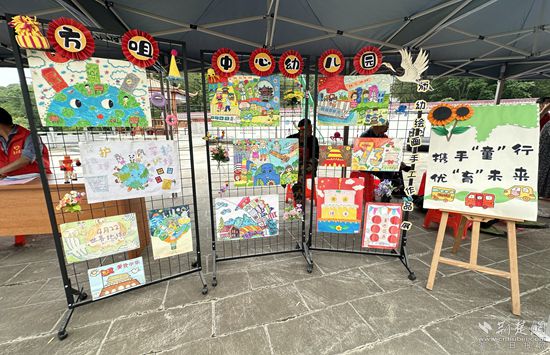 “愛心護(hù)苗”攤位上展覽的少兒作品_副本.jpg