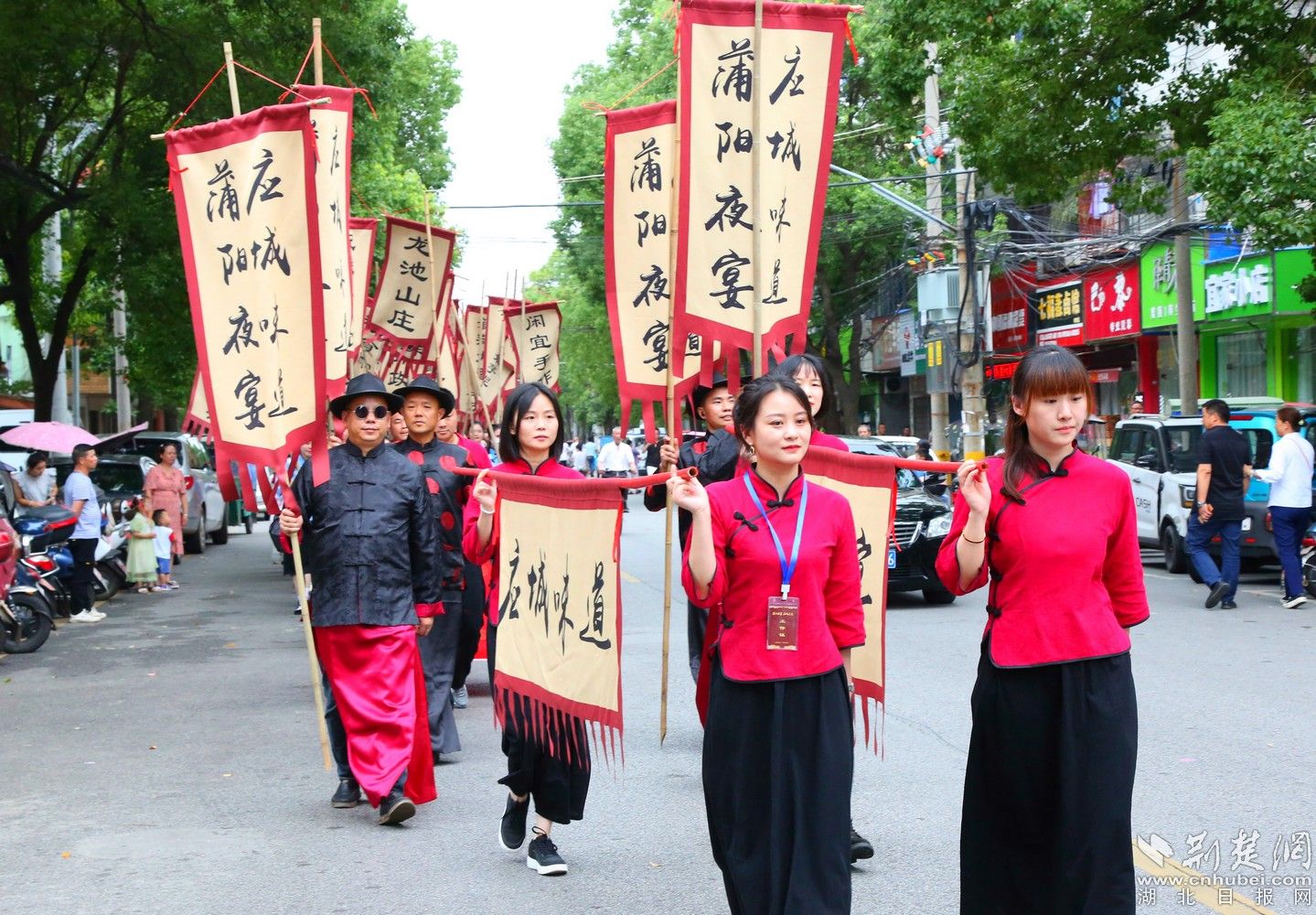 應(yīng)城市城中街道工作人員及餐飲工作人員抬旗游街 馮璇攝.jpg.jpg