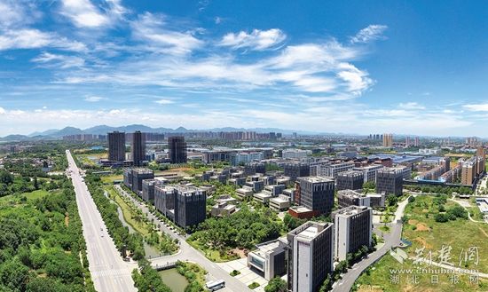 開發(fā)區(qū)·鐵山區(qū)廠房林立，風光旖旎。.jpg.jpg