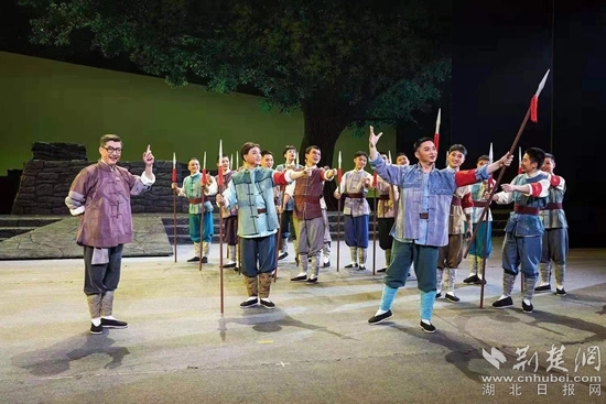 革命歷史題材楚劇《天明天亮》演出現(xiàn)場。通訊員供圖.webp.jpg