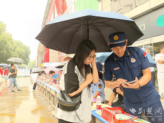 工作人員向居民發(fā)放宣傳手冊_副本.jpg