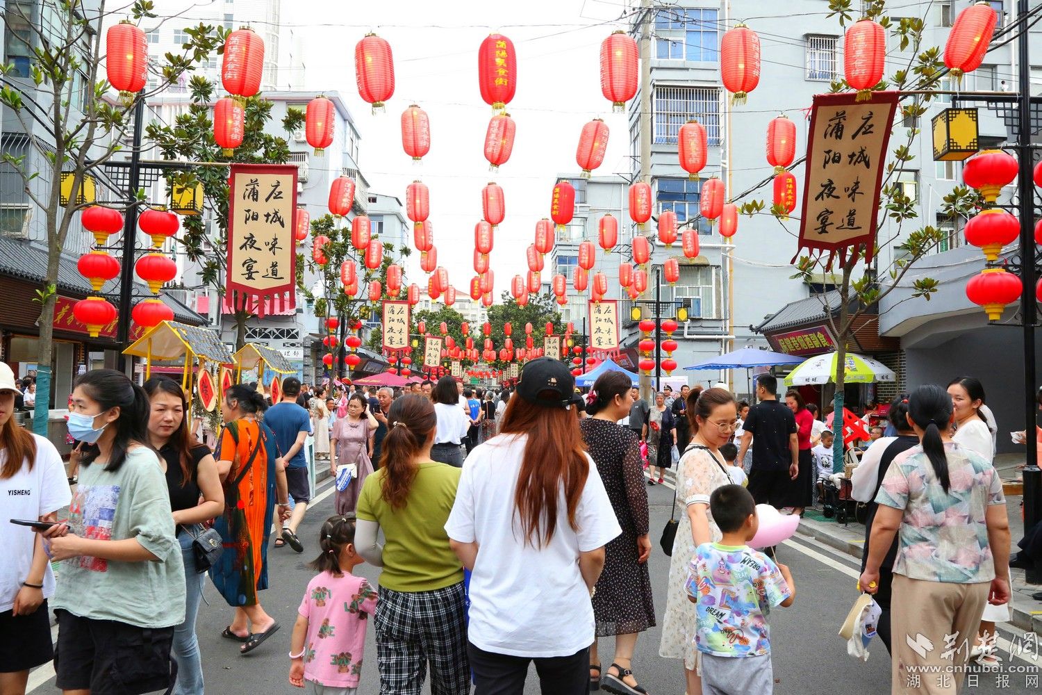 市民到蒲陽(yáng)美食街游玩 馮璇攝.jpg.jpg