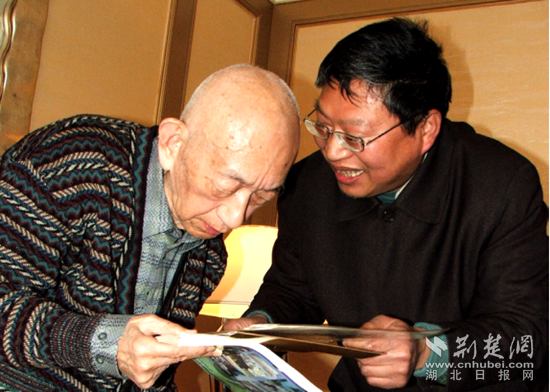 2005年3月6日，王振華在京拜見圍棋泰斗吳清源大師.png.png