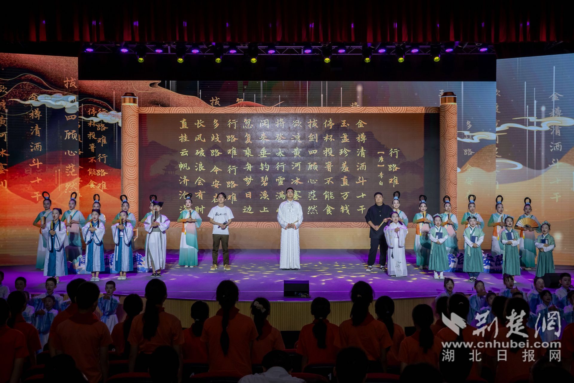 活動(dòng)最后凌振赫、沈嘉柯、余維剛與學(xué)生們一齊誦讀行路難_副本.jpg.jpg
