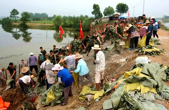 7月13日河頭村截流港管涌。軍民聯(lián)手保家園_副本.jpg.jpg