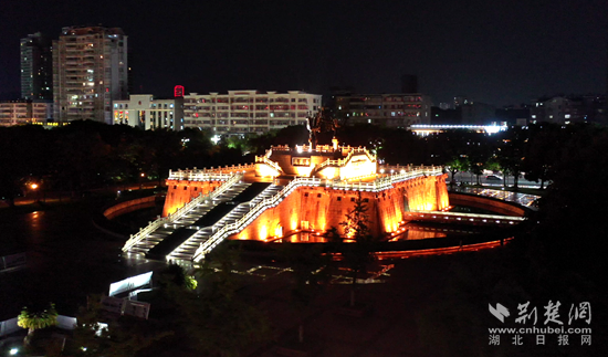 鳳凰廣場(chǎng)夜景。（金康  攝）.png.png