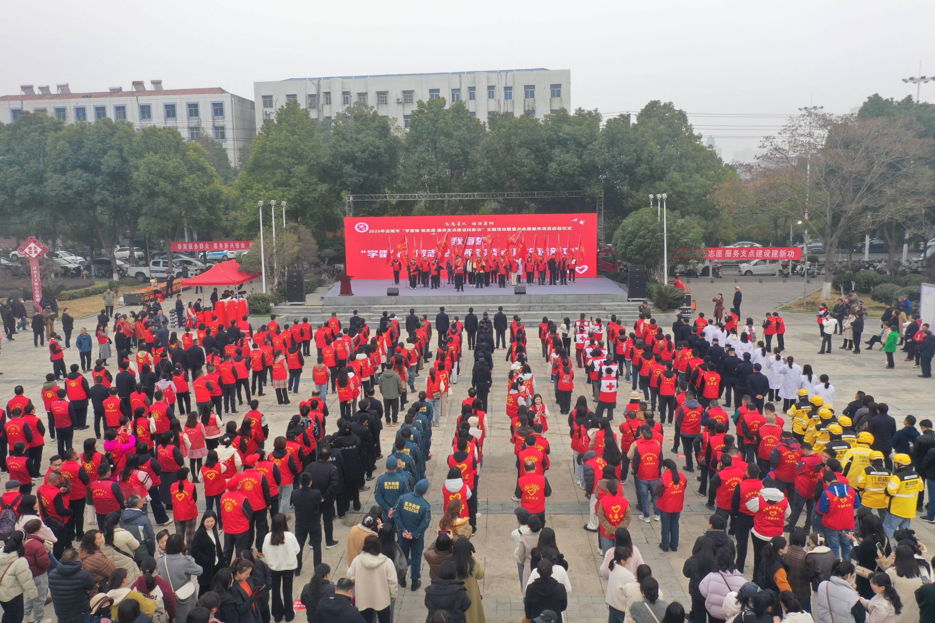 活動(dòng)現(xiàn)場(chǎng)，還舉行了新就業(yè)志愿服務(wù)隊(duì)授旗儀式  孫縉攝.jpg.jpg